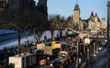 2022年1月28日、オタワの国会議事堂前のウェリントン通りで、COVID-19の義務化と規制に抗議するトラックがカナダ全国から集まった（The Canadian Press/Justin Tang）