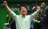 韓国大統領選の有力候補の1人である「国民の党」安哲秀氏。2017年8月撮影 （Photo credit should be read JUNG YEON-JE/AFP via Getty Images）