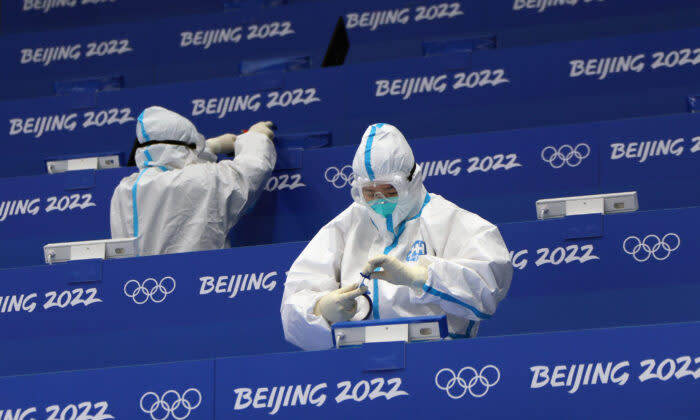 2022年北京冬季五輪に向けて、試合会場の準備をするアリーナ作業員たち。2022年1月29日撮影（Photo by Bruce Bennett/Getty Images）