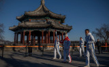 2022年2月4日、中国北京の頤和園で行われた2022年冬季オリンピックの聖火リレーで、オリンピックの聖火を運ぶ関係者（Photo by Andrea Verdelli/Getty Images）