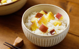 サツマイモは、単品でも食べられ、白飯に炊き込んでもおいしいです。（Shutterstock）