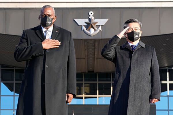 2021年12月2日、韓国国防省で行われた歓迎式典でのオースティン米国防長官（左）と韓国のソ・ウク国防相（Ahn Young-Joon/POOL/AFP via Getty Images）