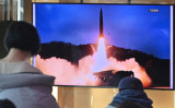 1月30日、北朝鮮が発射した弾道ミサイルについて報じる韓国メディア、ソウル駅内のテレビが放送している（Photo by JUNG YEON-JE/AFP via Getty Images）