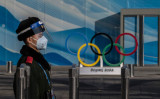 北京冬季五輪会場の「バブル」内で見張りをする警察官。2022年1月29日撮影（Kevin Frayer/Getty Images）