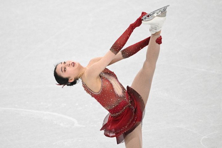 中国の朱易選手がフィギュアスケート女子シングルの試合で競技している。2022年2月7日に北京の首都屋内競技場。（ANNE-CHRISTINE POUJOULAT/AFP via Getty Images）