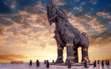 トルコのカナッケールにある木馬のビュー。映画「トロイ」の撮影後、小道具として使われた木馬がカナッケール市に寄贈されました。（Shutterstock）