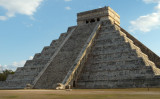 春分の日と秋分の日に、基壇が作る影が蛇の形を作り、ピラミッドの階段両脇の蛇の頭（左）とつながって神殿から降りてくるククルカン（羽毛のあるヘビ）が現れます。（TK / PIXTA）