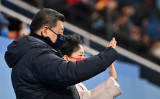2022年北京冬季オリンピックの開会式で手を振る習近平国家主席（左）と彭麗媛夫人（右）（写真：Anthony Wallace - Pool/Getty Images）