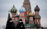 2020年3月30日、ロシアの首都モスクワの聖ワシリー大聖堂前の赤の広場をパトロールするロシアの警察官たち（Photo by DIMITAR DILKOFF/AFP via Getty Images）