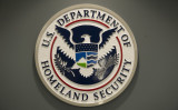 米国国土安全保障省（DHS）のマーク。2015年2月25日撮影（Photo by SAUL LOEB/AFP via Getty Images）