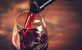 赤ワインを好んで飲む人は、確かにその健康効果を信じたいかもしれませんが、残念ながら、これらの利点は誇張されています。 （Shutterstock）