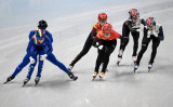 2022年2月5日、スピードスケート・ショートトラック混合リレーの準々決勝に出場する韓国、中国とイタリアの選手（ANNE-CHRISTINE POUJOULAT/AFP via Getty Images）