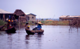 ガンビエの水上都市で、交通手段であるボートに乗る人々（クール 村岡 / PIXTA）