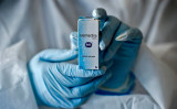 2020年7月21日、コロンビアのカリで、国立食品医薬品監視研究所（INVIMA）が認可した医薬品「イベルメクチン」のボトルが入った箱を見せる保健員（Photo by LUIS ROBAYO/AFP via Getty Images）
