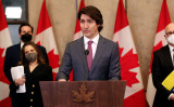 カナダのトルドー首相は14日、緊急事態権限の発動を表明した。写真は同日の記者会見での様子 （Photo by DAVE CHAN/AFP via Getty Images）