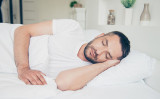 寝る姿勢が脳の健康に重要な役割を果たし、認知症のリスクを低減するという研究結果が発表されました。 （Shutterstock）