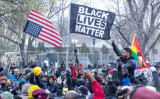 2021年4月13日、米ミネソタ州のブルックリンセンター警察署の前で行われた抗議活動（Kerem Yucel/AFP via Getty Images）