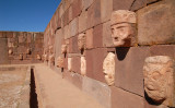 ティワナク遺跡の半地下神殿の石壁には、人の頭の彫刻がはめ込まれています。（Buuchi / PIXTA）