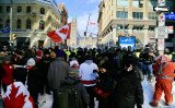 カナダの首都オタワでデモ隊と警官隊が対峙する。2月19日撮影（Jonathan Ren/The Epoch Times）