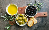 オリーブオイルは長い歴史があり、女神アテナからギリシャへの贈り物と言われています。オリーブオイルをベースにした「地中海式調理法」は、今でも最も健康的な飲食法と考えられています（Shutterstock）