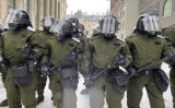 暴動鎮圧用の装備で身を固め、抗議活動参加者と対峙する警官隊。2月19日撮影 （Limin Zhou/The Epoch Times）