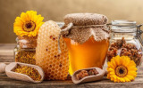 ハチミツには、181種以上の、健康を促進する物質が含まれています。ハチミツは植物の活力を人間の栄養として摂取できる、理想的な食物なのです。（grafvision/Shutterstock）