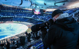 北京冬季五輪の開会式を撮影する報道関係者。2022年2月04日撮影　（Annice Lyn/Getty Images）