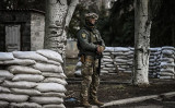 2022年2月19日、ウクライナ東部のNovoluhanskeをパトロールするウクライナ軍 （ARIS MESSINIS/AFP via Getty Images）