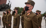 2021年7月7日、平壌で敬礼する北朝鮮人民軍の兵士たち、参考写真（Photo by KIM WON JIN/AFP via Getty Images）