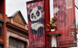 中国政府のパンダ外交は世界に広まっている。バンクーバーの中華街に掲げられた横断幕（写真：DON MACKINNON/AFP via Getty Images）
