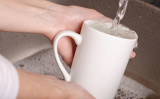 急須やティーカップにつく茶渋は、不衛生で、見た目もわるい困りもの。どうしたら効果的に落とせるでしょうか？（Shutterstock）