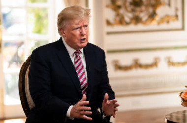 米フロリダ州パームビーチにある別荘「マー・ア・ラゴ」でインタビューに応じるトランプ前大統領。2022年1月31日撮影（The Epoch Times）