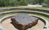 ナミビアにあるホバ隕石は、現在知られている隕石の中で世界最大のものです。（ Kanimambo / PIXTA）
