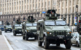 2022年2月24日、ウクライナの首都キエフ中心部にある独立広場を通過するウクライナ軍の車両（Daniel Leal/AFP via Getty Images）