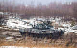 2022年2月17日、ミンスク近郊で行われたロシアとベラルーシの軍隊の合同演習で戦車が移動する様子（MAXIM GUCHEK/BELTA/AFP via Getty Images）
