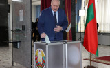 ベラルーシの国民投票に参加するアレクサンドル・ルカシェンコ大統領 （Photo by NIKOLAY PETROV/BELTA/AFP via Getty Images）