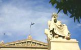 アテネアカデミーの前に建つ哲学者ソクラテス像（yuzu / PIXTA）