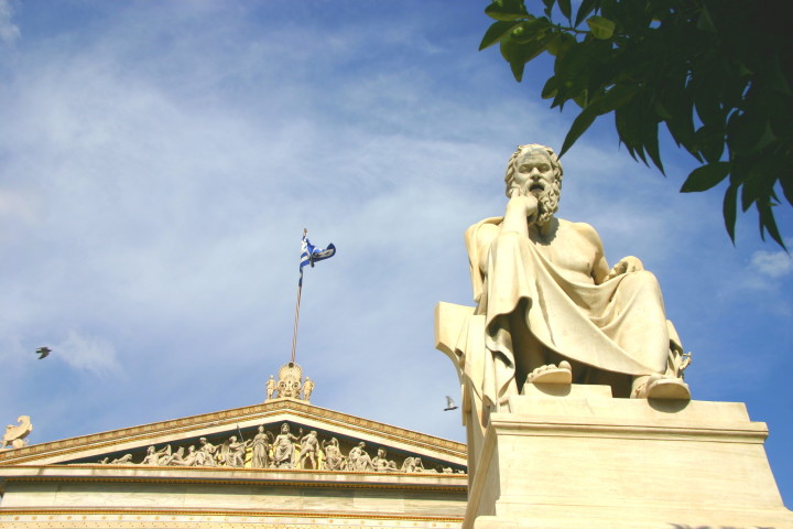 アテネアカデミーの前に建つ哲学者ソクラテス像（yuzu / PIXTA）