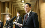 首相官邸でメディアの取材を受ける岸田首相。2月27日撮影 （Photo by -/JAPAN POOL/AFP via Getty Images）