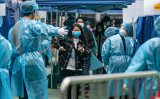 2022年2月18日、中共ウイルス（新型コロナ）のPCR検査を受ける香港市民（Anthony Kwan/Getty Images）