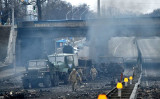 2022年2月26日午前、ウクライナ軍兵士は首都キエフでロシア軍に抗戦した（SERGEI SUPINSKY/AFP via Getty Images）