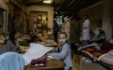 2022年3月01日、ウクライナのキエフで、オクマデット小児病院の防空壕に設置されたテーブルで絵を描く少女（Chris McGrath/Getty Images）