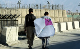 アフガニスタンで凧を背中に持つ少年。写真はイメージです（Shutterstock）