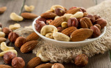 炭水化物の代わりにナッツを食べると、高血糖を予防し、糖尿病を改善することができます。（Shutterstock）