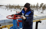 パイプラインの供給栓を開けるロシアの天然ガス会社の従業員（WOJTEK LASKI/AFP/Getty Images）