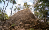 写真は、「ラ・ダンタ」遺跡です。第一基壇から第三基壇まで上りきった場所に、一番上のこの神殿ピラミッドがそびえます。（shutterstock）