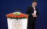 2016年1月16日、北京で開催されたアジアインフラ投資銀行（AIIB）の開業式典で演説する習近平国家主席（MARK SCHIEFELBEIN/AFP via Getty Images）