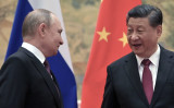2022年2月4日、北京で行われた会談で、写真撮影に臨むロシアのプーチン大統領（左）と中国の習近平国家主席（Alexei Druzhinin/Sputnik/AFP via Getty Images）