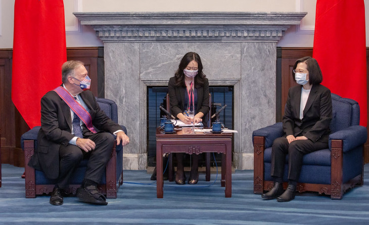 台湾の蔡英文総統と会談するポンペオ前国務長官（台湾総統府提供）