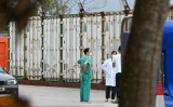 3月6日、香港の臨時遺体安置所では冷蔵コンテナが代用された（Photo by PETER PARKS/AFP via Getty Images）